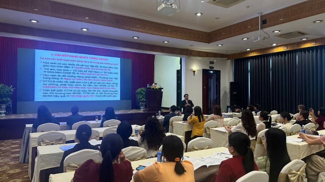 TS. Lê Văn Tuấn, Vụ học sinh sinh viên trình bày về Hướng dẫn triển khai Công tác Y tế trường học, chăm sóc sức khỏe trẻ em, học sinh trong tình hình mới